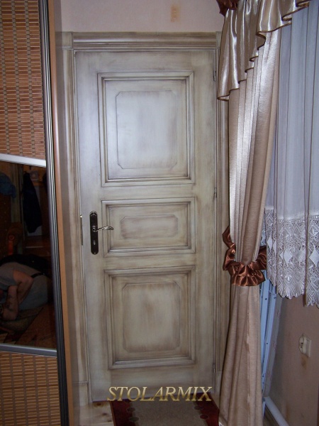 Drzwi zabytkowe współczesne RETRO. Wykonane w 100% z drewna sosnowego. Powierzchnia drewna pokryta patyną jasną, utworzoną z 6 warstw lakierów.