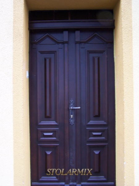 Zabytkowe drzwi do kamienicy wykonane wg wzorca istniejących. Odtworzone w sposób identyczny jak stare drzwi.