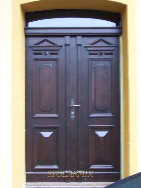 Drzwi zabytkowe w kamienicy wykonane na wzór starch. Odtworzono z wzoru w 70% zachowanych starych drzwi.