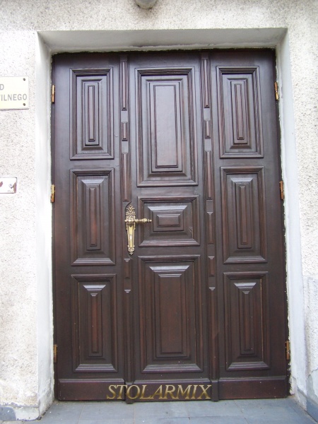 Drzwi zabytkowe do budynku urzędu. Wykonane wg zaleceń konserwatorskich, wykonane z drewna dębowego.