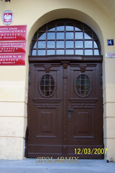 Drzwi zabytkowe dębowe - główne wejście. Wykonane wg projektu, na podstawie starych fotografii.
