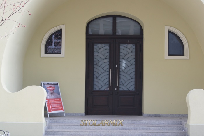 Drzwi zabytkowe do obiektu muzeum w Bydgoszczy.