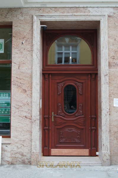 Główne drzwi do pięknej kamienicy w Bydgoszczy. Drzwi wykonane z litego dębu wg indywidualnego projektu inwestora. Inne realizacje tego dotyczące stolarki zabytkowej w tym obiekcie.