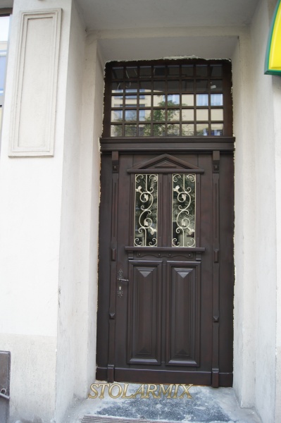 Replika drzwi wykonanych na podstawie zdjęć z zachowanych starych albumów.