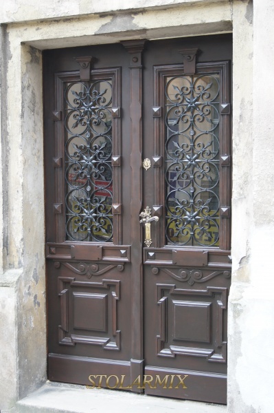 Stare drzwi z kratami ozdobnymi, które posiadają wszystkie połączenia nitowe, po renowacji całej ramy i skrzydeł drzwiowych oraz krat .