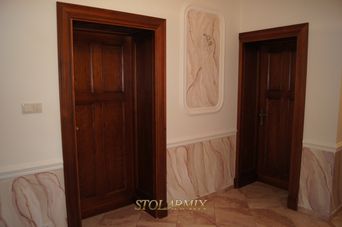 Drzwi wewnętrzne mieszkania w starej kamienicy wykonane jako repliki z idealnym odwzorowaniem profili.