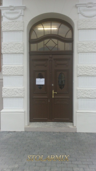 Zabytkowe drzwi, jako przykład wspaniałych rozwiązań stolarskich i snycerki.