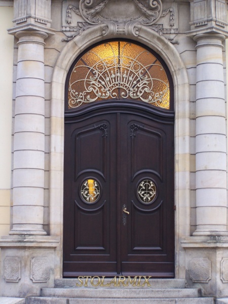 Zabytkowe wejście do budynku Akademii Muzycznej zdobią drzwi dębowe po przeprowadzonej renowacji.