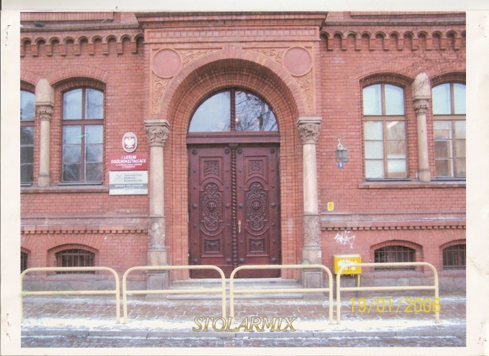 Główne drzwi wejściowe do budynku szkoły jednej z najstarszych w Bydgoszczy. Wykonane z dębu, bardzo bogato rzeźbione. Wykonane wg projektu na podstawie zachowanych zdjęć archiwalnych. Pod ścisłym nadzorem konserwatorskim.