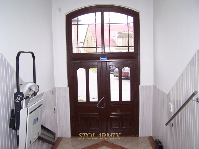 Widok od wnętrza wejścia do budynku urzędu wykonane wg starych drzwi.
