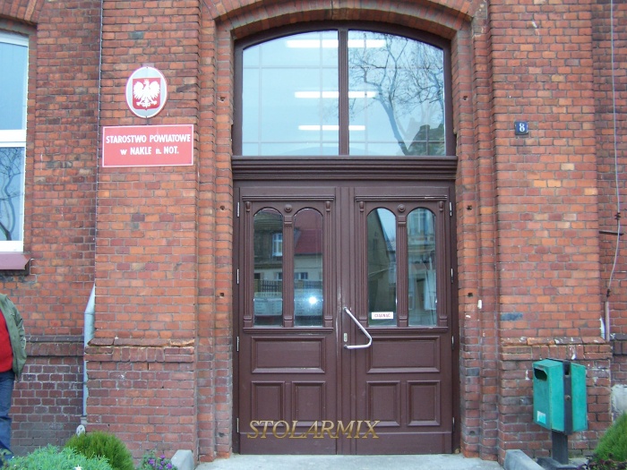 Drzwi wejściowe do budynku urzędu wykonane wg starych drzwi.