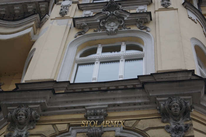 Widok na okno zabytkowe od ulicy Gdańskiej w Bydgoszczy.