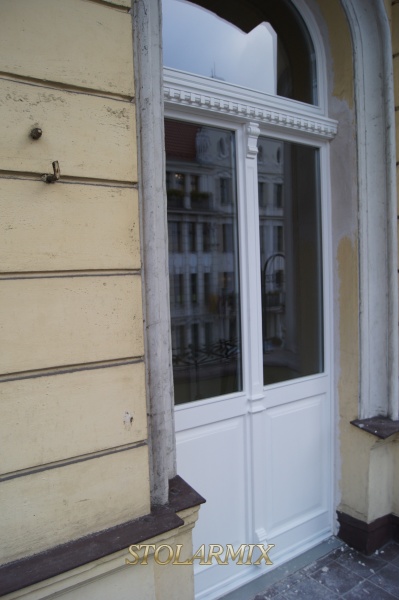 Drzwi balkonowe - zabytkowe, o bogato zdobionym ślemieniu.