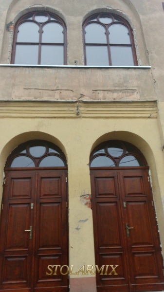 Połączenie zabytkowych okien i drzwi jako zwieńczenie głównego wejścia do budynku w Koronowie.