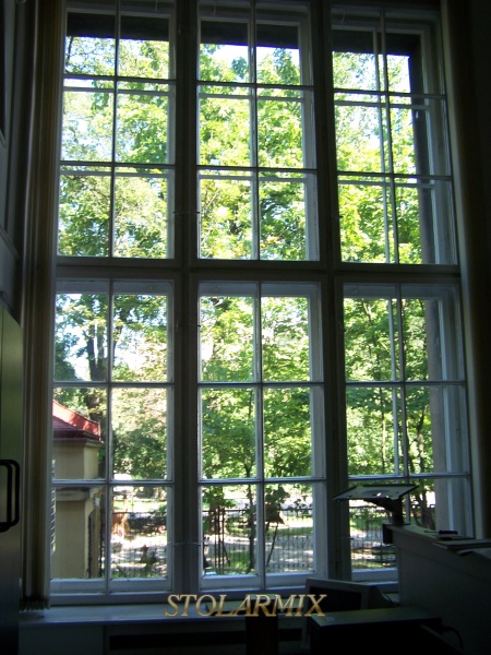 Okna zabytkowe skrzynkowe z szprosami.