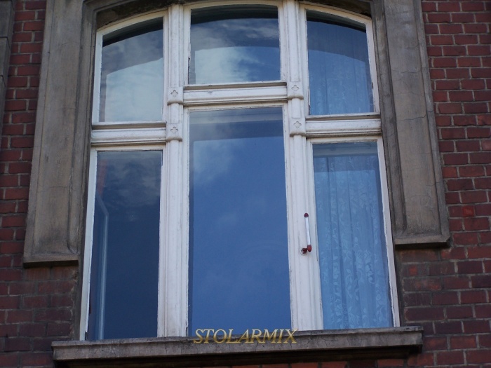 Okno skrzynkowe w górnej części łukowe.