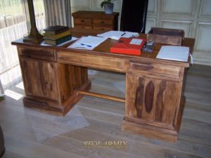 Renowacja mebli - przykład biurka stylizowanego z akacji.