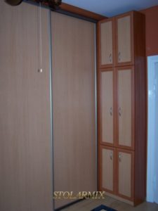 Zabudowy wnęk - przykład wykonania drzwi przesuwnych na profilu aluminiowym.