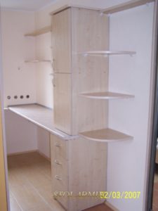 Zabudowy wnęk - przykład wykonania półek przy garderobie.