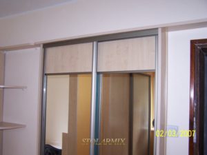 Zabudowy wnęk - przykład wykonania drzwi przesuwnych na profilu aluminiowym, połączenie płyty z lustrem.